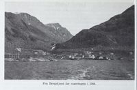 Bergsfjord før raseringen i 1944. Det Norske næringsliv. 13 : Finnmark fylkesleksikon, 1952.