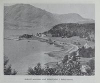 Askvoll sentrum med Atløyfjellet bak. Foto: Det Norske næringsliv. 14 : Sogn og Fjordane fylkesleksikon, 1953.