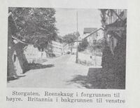 Storgata i Drøbak med Reenskaug i forgrunnen til høyre. Ill: Det Norske næringsliv. 12 : Akershus fylkesleksikon, 1952.