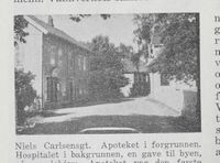 Niels Carlsens gate. Apoteket i forgrunnen. Ill: Det Norske næringsliv. 12 : Akershus fylkesleksikon, 1952.