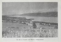 En del av bygda Feiring med Mjøsa i bakgrunnen. Foto: Det Norske næringsliv. 12 : Akershus fylkesleksikon, 1952.