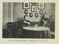 «Mor og Henriette i dagligstuen paa Evenrud».