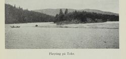 Tømmerslep på Toke. Foto: fra boka Drangedal med Tørdal av Sannes, Olav/Nasjonalbiblioteket (1924).