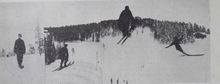 Skihopperen Cato Aall demonstrerer i 1901 tilløp, sats og svev og Kristianiasving på sletta etter da gjeldende norm. (Ranheim: Norske skiløpere, 1957)