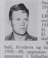 Forretningsfører Aasmund Skori, født 1914 i Seljord kommune. Hopp og slalåm for Seljord idrottslag. Ill.: Norske skiløpere b.3. (1957)