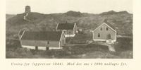 Utsira fyrstasjon, med fyret som ble nedlagt i 1890 i bakgrunnen. Foto: Ukjent