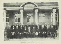 Amtstinget i 1912 samlet på Hvam landbruksskole. Illustrasjon fra boka "Akershus amt 1814-1914" av A. Th. Kiær, 1921.