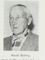 Møllemester Harald Holberg. Foto: fra Skansen, Johannes P.: Bygdemøllene i Norge, s. 397/Nasjonalbiblioteket (1958).