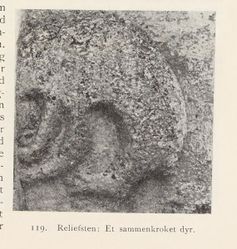 Relieff, sammenkrøket dyr. Fra Nøtterø, utgitt 1922.