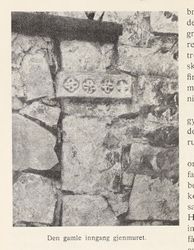 Den gjenmurte gamle inngangen. Fra boka Holla, utgitt 1925.