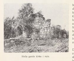 Kirkeruinen før 1925. Fra boka Holla, utgitt 1925.