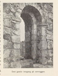 Den gamle inngangen. Fra boka Holla, utgitt 1925.