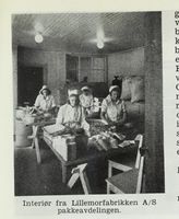 Interiør fra Lillemorfabrikken. Kilde: Sætherskar, Johs. (red.), Det Norske Næringsliv 4, Telemark Fylkesleksikon, Bergen, 1949.