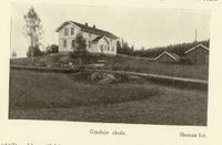 Gjedsjø skole, Ski. Bygd i 1863. Foto: Martin Østlid: Kråkstad, utg. 1929.