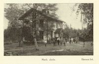Mørk skole i Skotbu ble tatt i bruk i 1900. Foto: Martin Østlid: Kråkstad, utg. 1929.