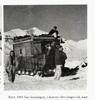 Transportsleden som man reiste med mellom Sveagruven og Longyearbyen i "gamle dager av nyere tid". Foto: Ranheim: Norske skiløpere