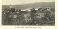 Olberg kirke, kommunelokalet og gården Olberg. Ill. fra «Krødsherred» av Ivar Sæter, 1914