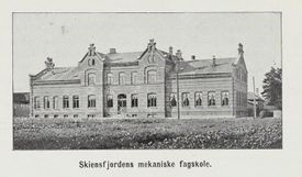 Skiensfjordens mekaniske fagskole fra 1895. Foto: Nasjonalbiblioteket (1907).
