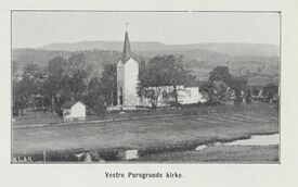 Kirken sett fra sørøst. Foto: Fra boken Porsgrund 1807-1907/Nasjonalbiblioteket (1907).