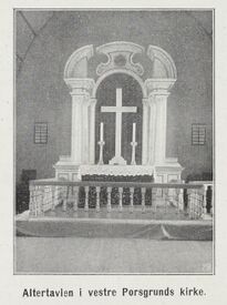 Altertavlen ble erstattet med et kors på mørk fløyel rundt 1900. Foto: Fra boken Porsgrund 1807-1907/Nasjonalbiblioteket (1907).