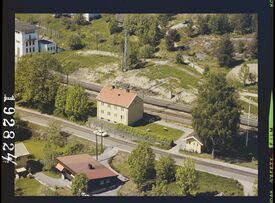 Stasjonsområdet med Skollenborg transformatorstasjon i øvre venstre hjørne. Foto: Edmond Jaquet/Widerøes Flyveselskap (11. juni 1969).