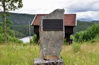 Minnestein ved Landsmarkavegen 566. «Bjørnejegeren Gunnar Høidalen 1789–1883 felte 60 bjørner» Foto: Roy Olsen (2022).