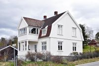 Lensmann Otterstads veg 2. Karl Johan Otterstad kjøpte eiendommen «Solstad» som ble utskilt fra Bjerva (gnr. 101/1) i 1924 og satte opp huset. Foto: Roy Olsen (2013).