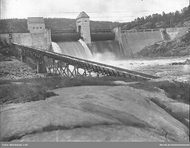Dammen og tømmerrenna. Foto: Leif Blackstad/Norsk Jernbanemuseum (1923-1925).