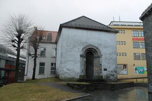 Nonneseter i Bergen tårnfoten 01.JPG