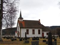 Nordvest for kirken ligger gravkapellet med værhane fra 1931. Foto: Siri Johannessen (2010).