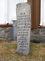 Kari:Hkensdater:Lvtne, død 24. april 1745. Kirkegårdens eldste gravminne, flyttet fra Jugarmo. Foto: Siri Johannessen (2010).