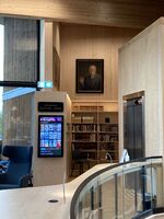 Et glimt av lokalsamlinga. Her står også bibliotekets Sigurd Hoel-samling. Foto: Siri Iversen, 2021