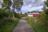 Den vesle gården Nordbråtan ligger langs veien som går nordover fra Skar i Maridalen, på østsiden av Skarselva. Foto: Leif-Harald Ruud (2020).