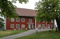 Våningshuset på prestegården er også hovedbygningen på Ringerike museum. Foto: Leif-Harald Ruud (2023).