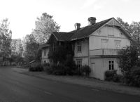 Butikkbygningen sett fra sør. Foto: Mari B. Grønlie (2006).