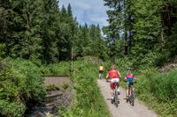 Parti fra Greveveien like sør for Movann med Gjøvikbanen i bakgrunnen. På dette stedet går veien i Nittedal. Foto: Leif-Harald Ruud (2013).