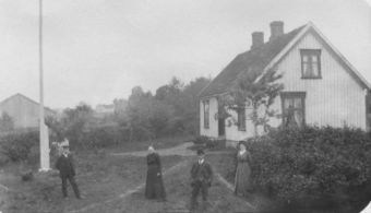 Nordre Feen gård med Torstein i forgrunnen.jpg