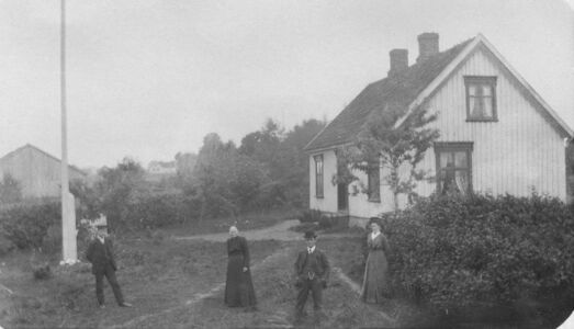 Nordre Feen gård med Torstein i forgrunnen. Foto: Ukjent.