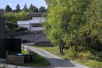 Restene etter den gamle traséen vest for Skiveien er i dag atkomst til 3-4 eiendommer. Foto: Leif-Harald Ruud (2024).