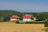 To av driftsbygningene på Karlsrud. Foto: Leif-Harald Ruud (2025).