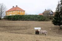 Våningshuset og stabburet på Karlstad sett fra øst. Foto: Leif-Harald Ruud (2016).