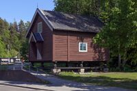 Stabburet til Kullebund gård ligger tvers over gata (Kolbotnveien), i ytterkanten av friområdet Kollen på Kolbotn. Foto: Leif-Harald Ruud (2023).