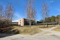 IBMs tidligere hovedkvarter i Norge har endret navn til Rosenholm Campus, som tilbyr lokaler til bedrifter innen forskjellige bransjer. Foto: Leif-Harald Ruud (2021).