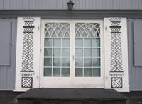 Detalj, dører mot vest, Nordre Skøyen hovedgård, hovedbygningen. Foto: Stig Rune Pedersen
