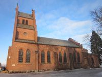 Kirken i 2013, før den siste og omfattende påbyggingen. Foto: Stig Rune Pedersen (2013)