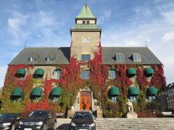 Norges Bank på Lillehammer, oppført 1913, sammen med Fin Wollebæk. Foto: Elin Olsen (2013).