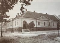 Norges Banks hovedsete i Trondheim fra oppførelsen i 1833 til 1897. Etter at hovedsetet flyttet til Kristiania i 1897 ble filialen i Trondheim sterkt ombygget. Foto: Axel Lindahl 1890.