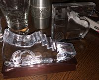 Sverre Ruud mottok solide premier i glass både for 10 og 15 gangers deltakelse i Norgesløpet.