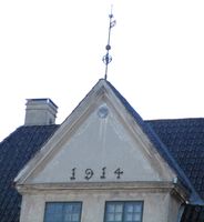Detalj, museumsbygning ut mot Museumsveien, med årstallet 1914. Foto: Stig Rune Pedersen