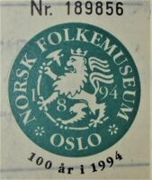 Norsk folkemuseum, adgangsmerke i jubileumsåret 1994. Foto: Stig Rune Pedersen